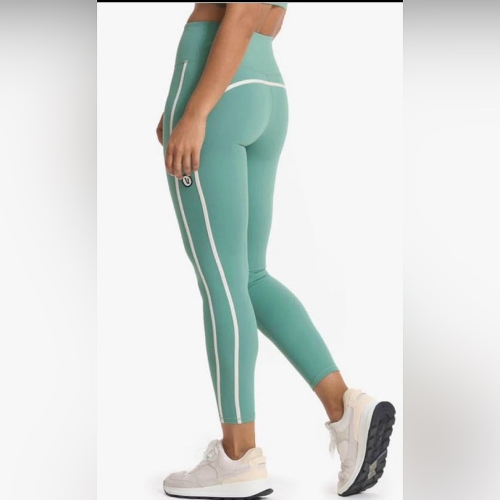 Vuori track legging in Celadon green
with athletic stripe
size: small